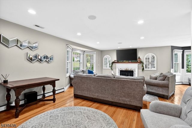 28 Fairview Dr, East Hanover Twp., NJ 07936