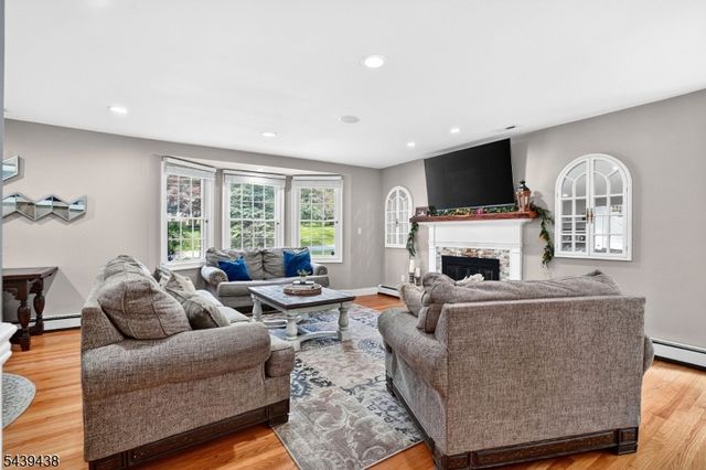 28 Fairview Dr, East Hanover Twp., NJ 07936