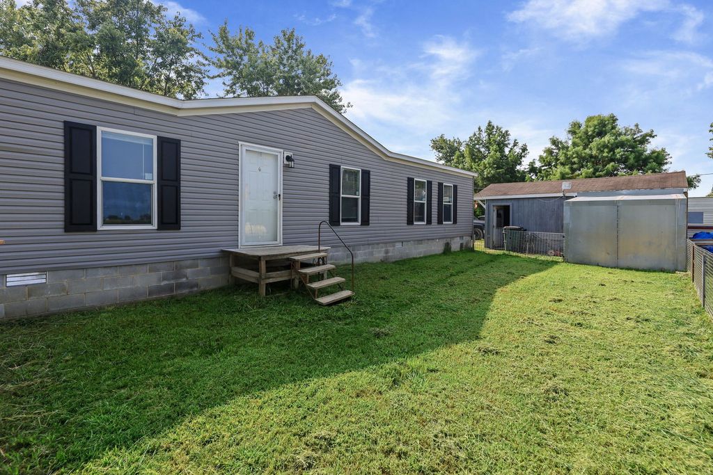 Image 1 of property listing at 1257 Cedar Creek Drive, Centralia, IL 62801