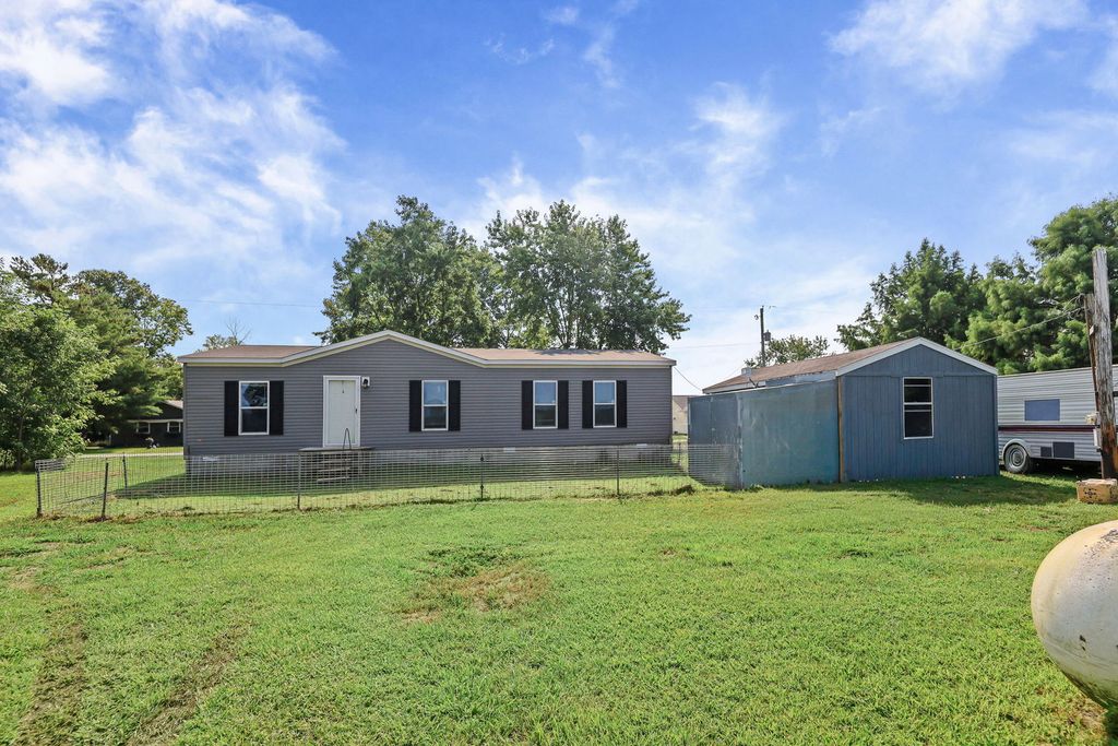 Image 2 of property listing at 1257 Cedar Creek Drive, Centralia, IL 62801
