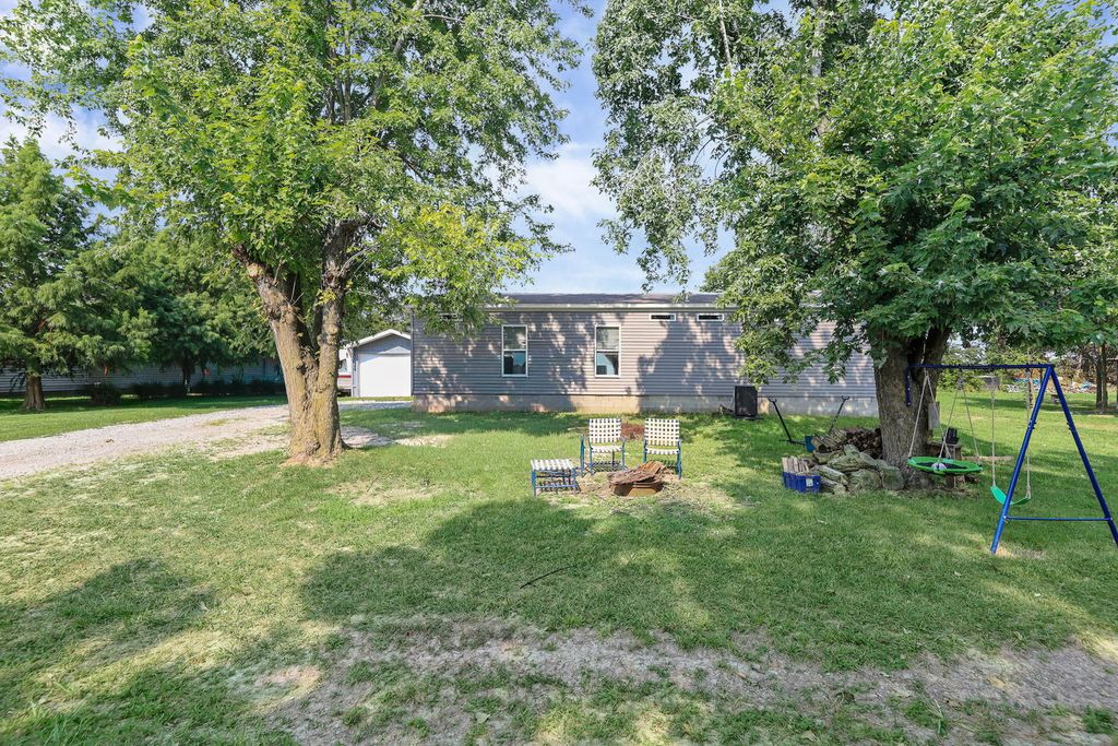 Image 16 of property listing at 1257 Cedar Creek Drive, Centralia, IL 62801