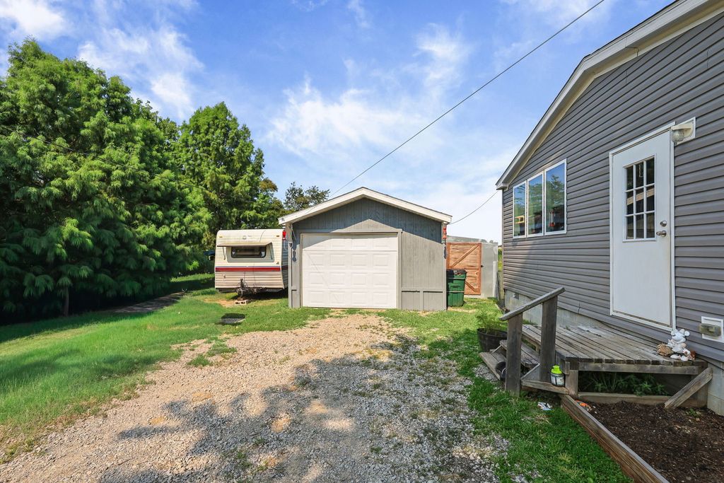 Image 3 of property listing at 1257 Cedar Creek Drive, Centralia, IL 62801
