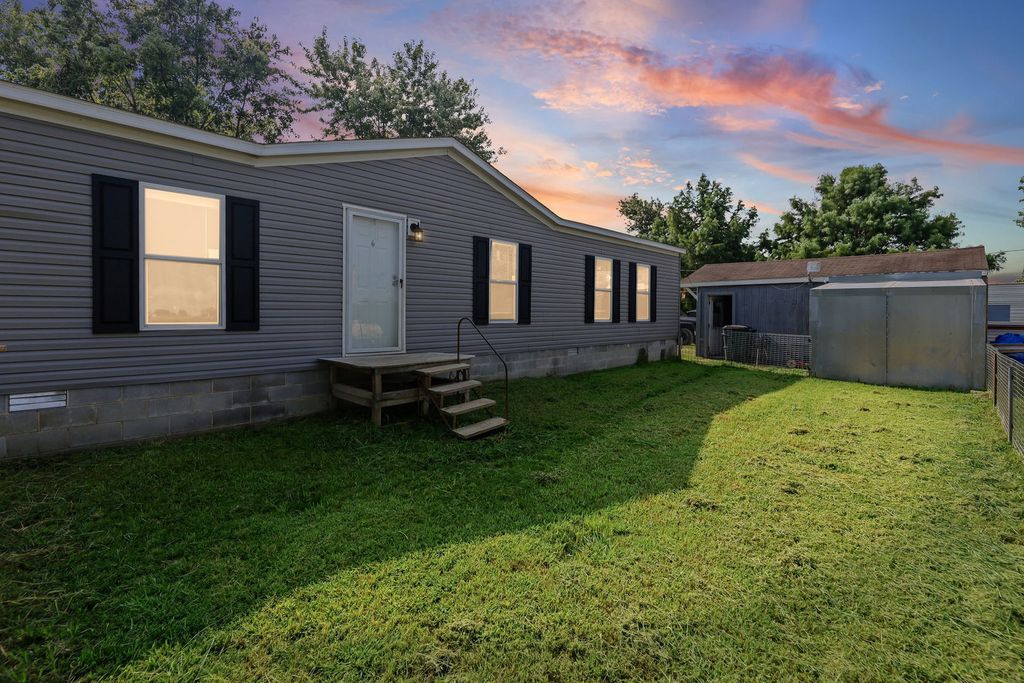 Image 4 of property listing at 1257 Cedar Creek Drive, Centralia, IL 62801