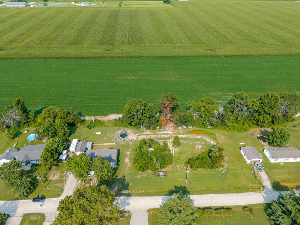 Image 31 of property listing at 1257 Cedar Creek Drive, Centralia, IL 62801