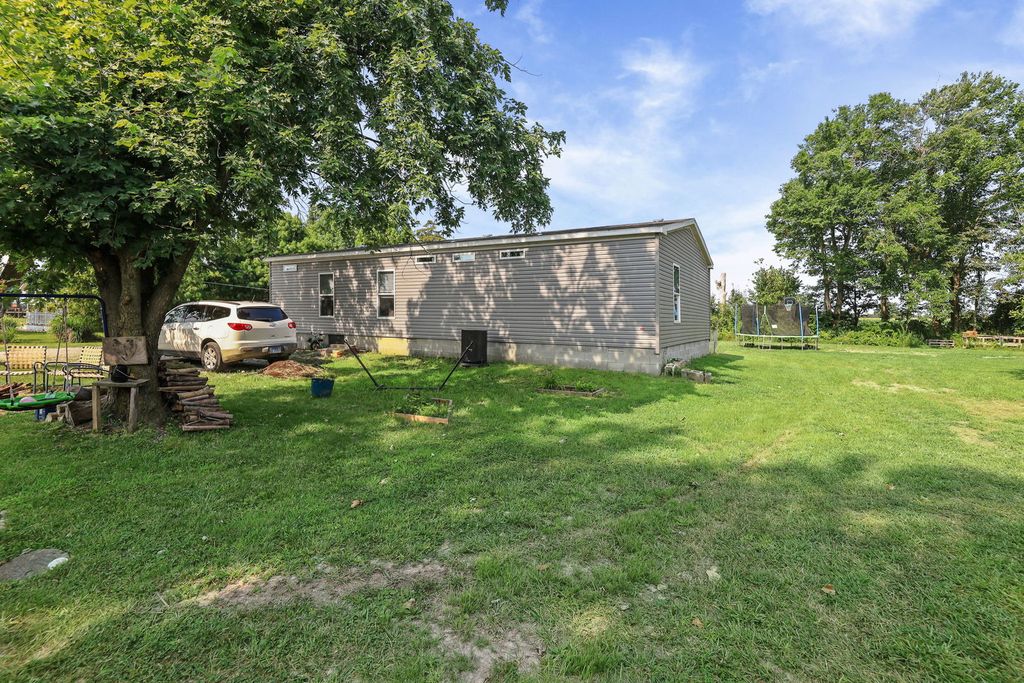 Image 6 of property listing at 1257 Cedar Creek Drive, Centralia, IL 62801