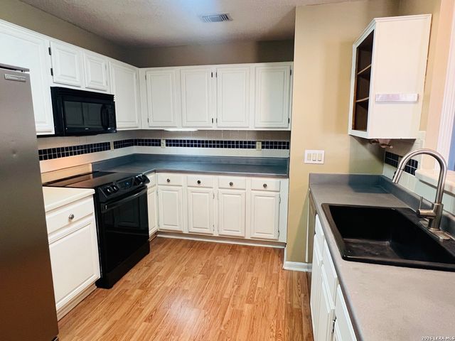 10866 Lake Path, San Antonio, TX 78217