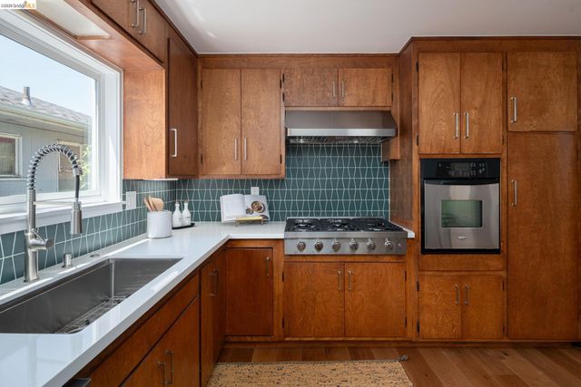 3230 Knowland Ave, Oakland, CA 94619