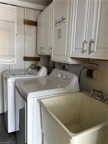 526 Pine Tree CT, North Fort Myers, FL 33917