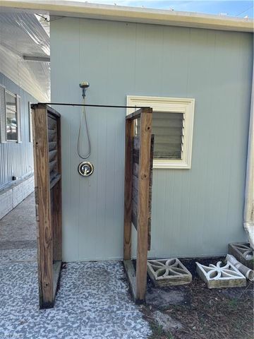 526 Pine Tree CT, North Fort Myers, FL 33917