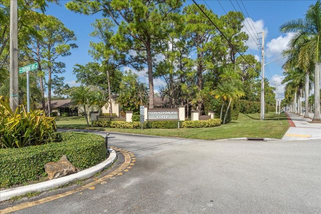 7 Bay Cedar Court, Royal Palm Beach, FL 33411