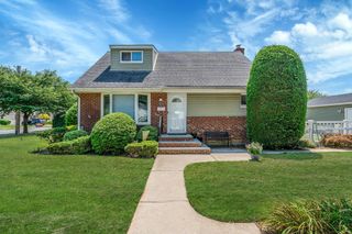 66 Webster Street, Floral Park, NY 11001