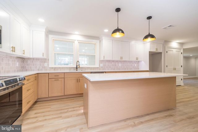 1433 SANDYS LN, North Wales, PA 19454