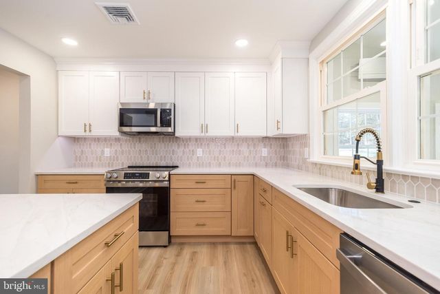 1433 SANDYS LN, North Wales, PA 19454