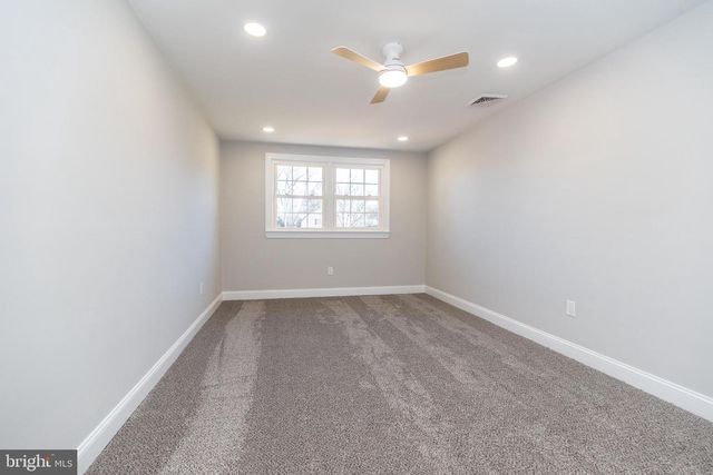 1433 SANDYS LN, North Wales, PA 19454