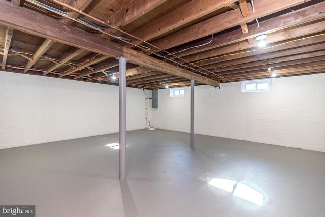 1433 SANDYS LN, North Wales, PA 19454