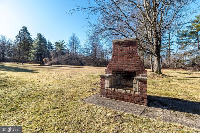 1433 SANDYS LN, North Wales, PA 19454