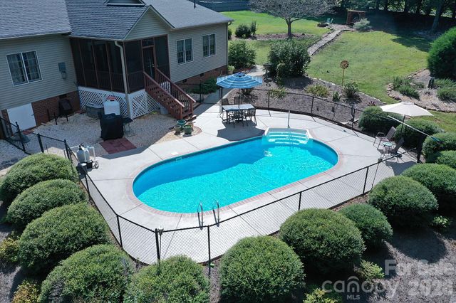 5505 Creek Point Drive, Hickory, NC 28601