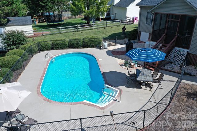 5505 Creek Point Drive, Hickory, NC 28601