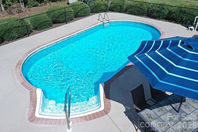 5505 Creek Point Drive, Hickory, NC 28601