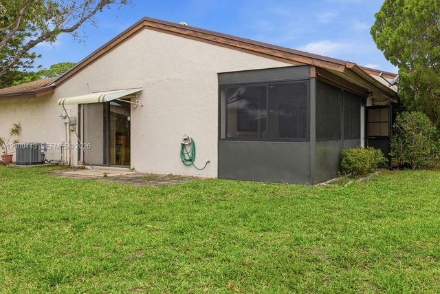 6125 Elsinore Cir, Green Acres, FL 33463
