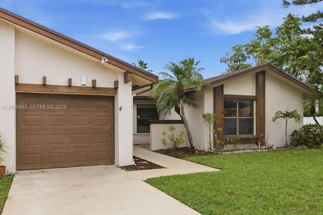 6125 Elsinore Cir, Green Acres, FL 33463