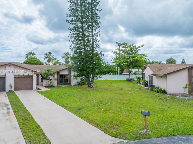 6125 Elsinore Cir, Green Acres, FL 33463