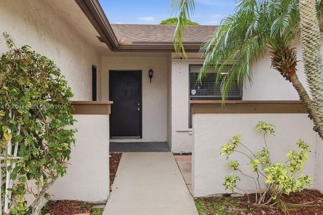 6125 Elsinore Cir, Green Acres, FL 33463