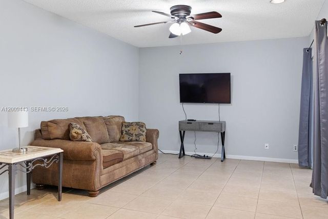 6125 Elsinore Cir, Green Acres, FL 33463