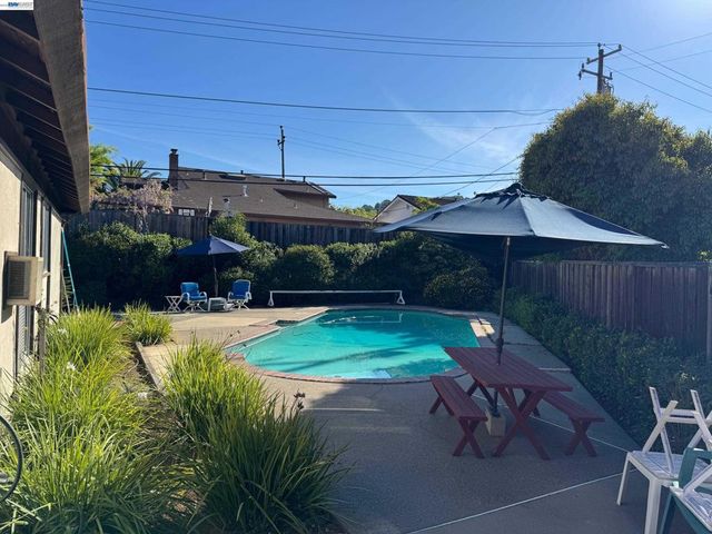 1233 Belknap Ct, Cupertino, CA 95014