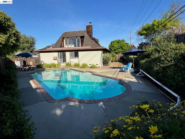 1233 Belknap Ct, Cupertino, CA 95014