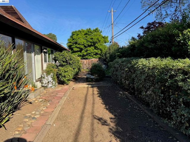 1233 Belknap Ct, Cupertino, CA 95014