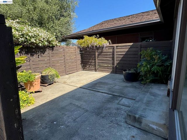 1233 Belknap Ct, Cupertino, CA 95014