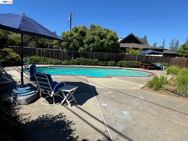 1233 Belknap Ct, Cupertino, CA 95014