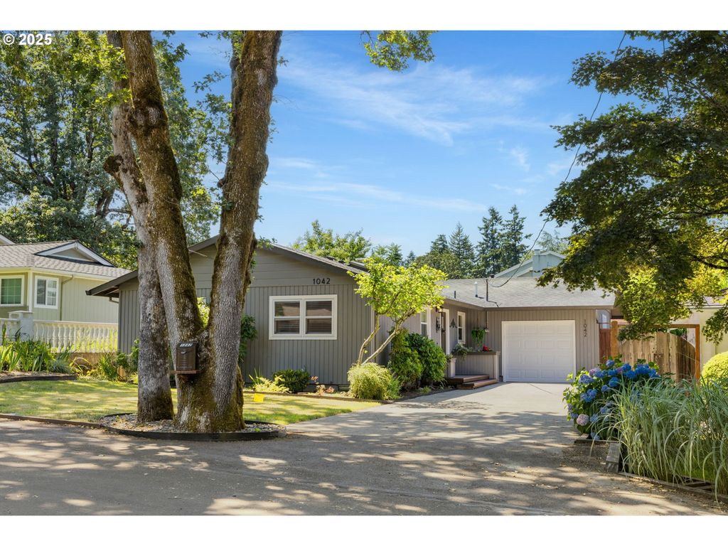 1042 Yates St, Lake Oswego, OR 97034