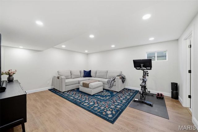 6980 Tholozan Avenue, St Louis, MO 63109