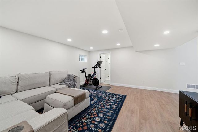 6980 Tholozan Avenue, St Louis, MO 63109