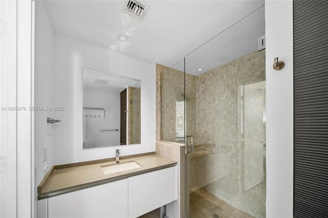 68 SE 6th St 1201, Miami, FL 33131