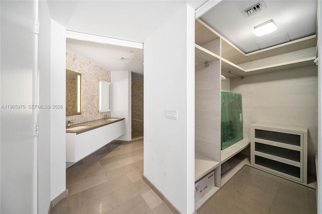 68 SE 6th St 1201, Miami, FL 33131