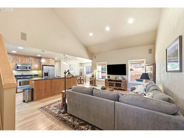 435 MOUNTAINGATE Dr, Springfield, OR 97478