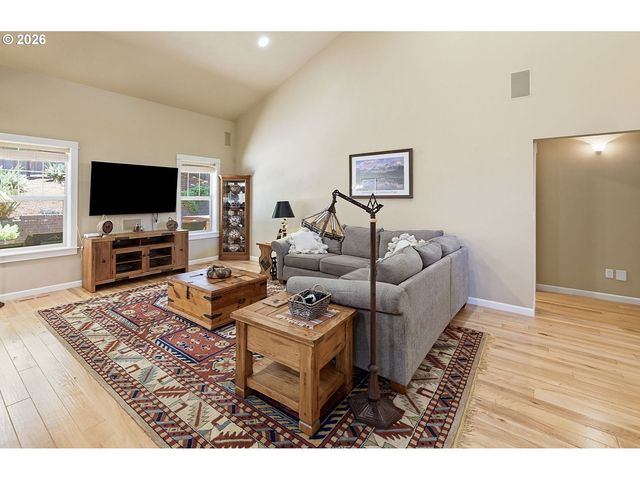 435 MOUNTAINGATE Dr, Springfield, OR 97478