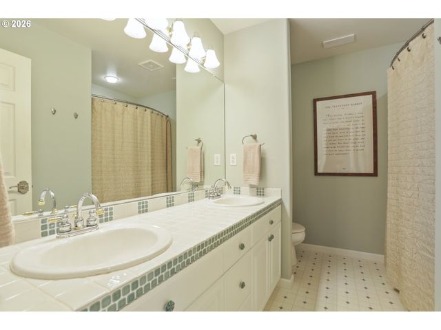 1246 Ne PARKS EDGE Cir, Hillsboro, OR 97124