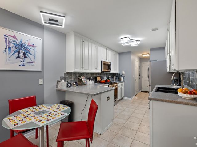 1024 N Earls Court, Palatine, IL 60067