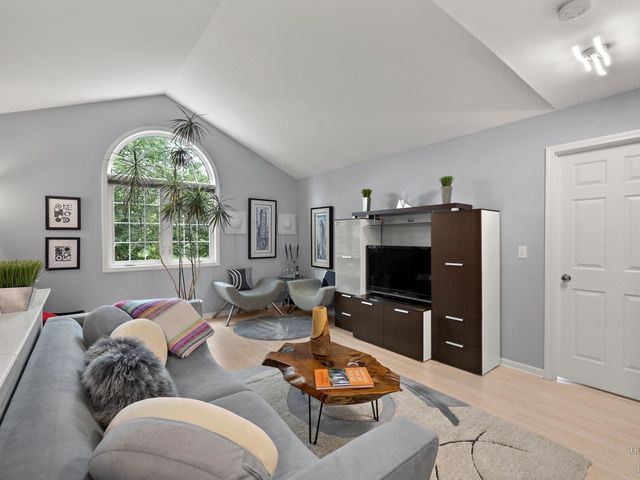1024 N Earls Court, Palatine, IL 60067