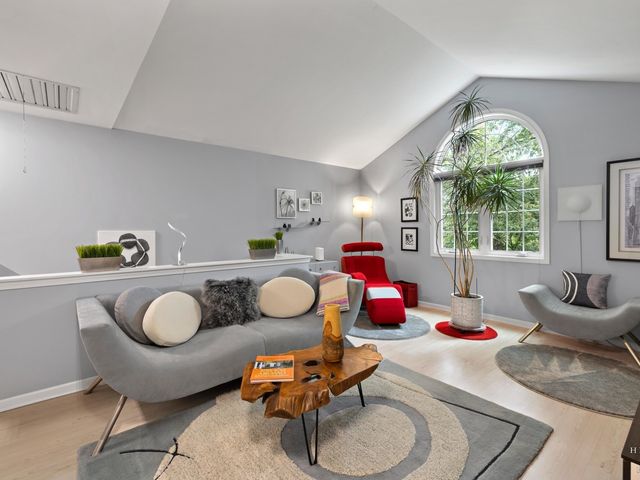 1024 N Earls Court, Palatine, IL 60067