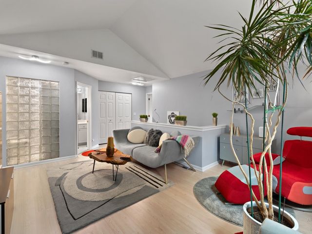 1024 N Earls Court, Palatine, IL 60067