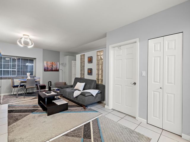 1024 N Earls Court, Palatine, IL 60067