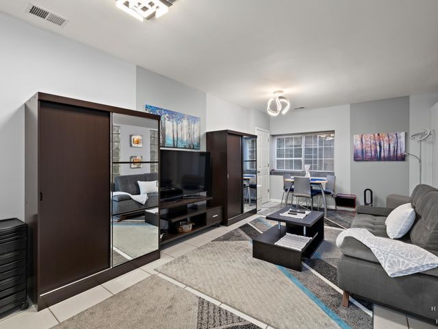 1024 N Earls Court, Palatine, IL 60067