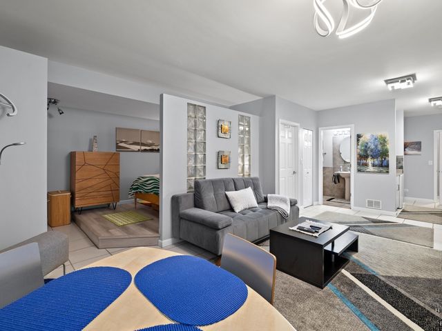 1024 N Earls Court, Palatine, IL 60067