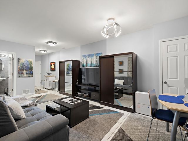 1024 N Earls Court, Palatine, IL 60067