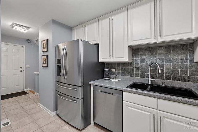 1024 N Earls Court, Palatine, IL 60067